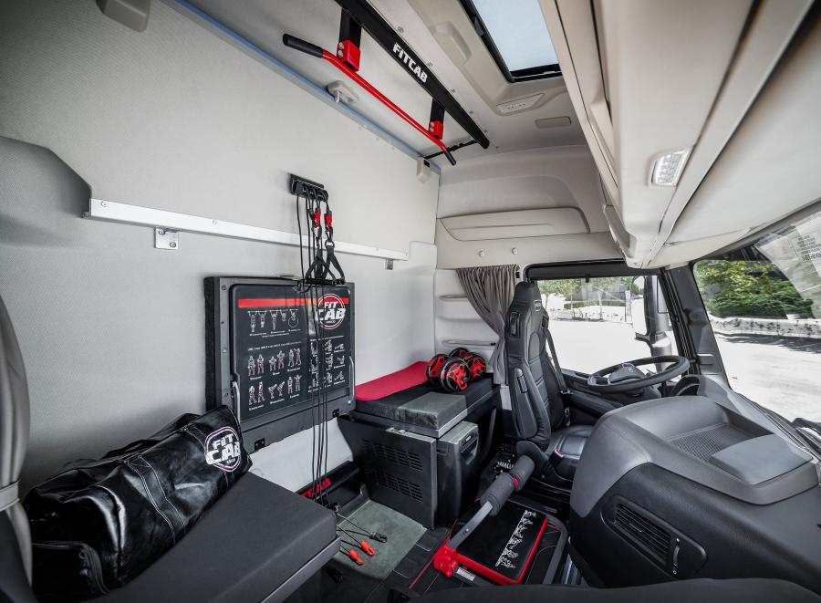 Интерьер Iveco S-WAY Fit Cab Concept 2019 года  (фото 10 из 13)